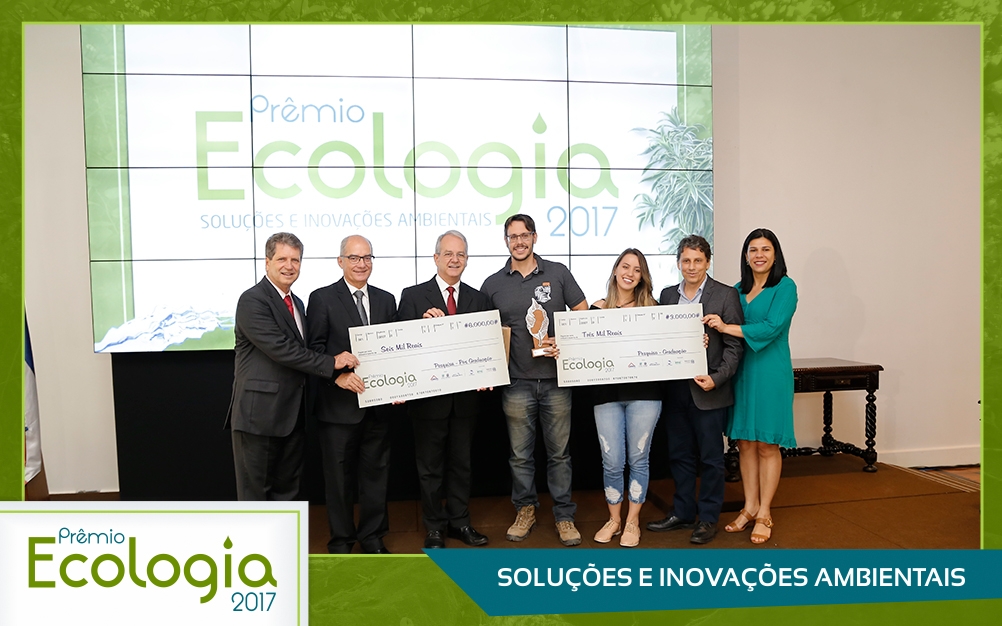 Estudante de pós-graduação da Ufes Guilherme Guignone (ao centro) recebe cheque do prêmio por sua pesquisa com uso de vidro para fabricar concreto