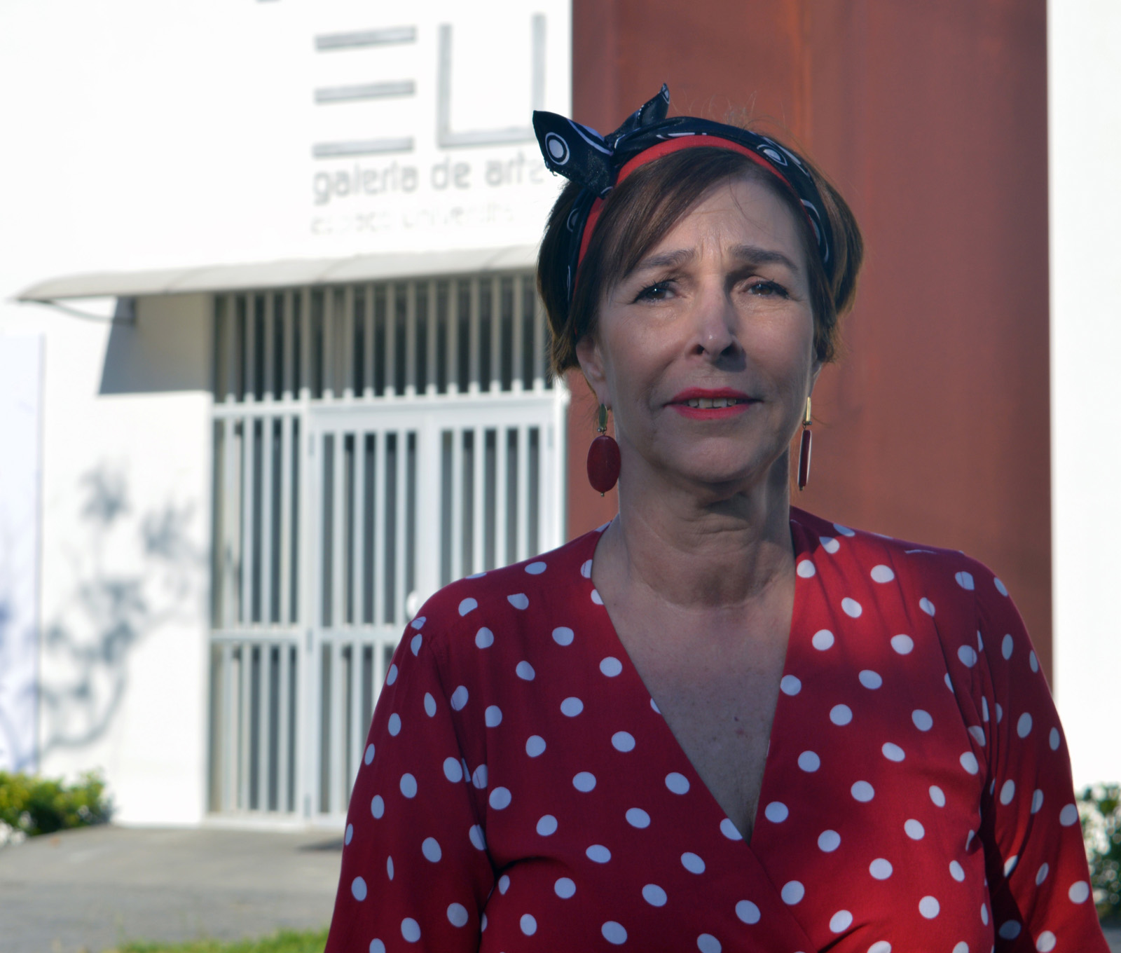 Retrato, em frente à Gaeu, da professora Moema Martins Rebouças, professora do Departamento de Linguagens, Cultura e Educação da Ufes e coordenadora do Grupo de Pesquisa de Processos Educativos em Arte (Gepel/CNPq)