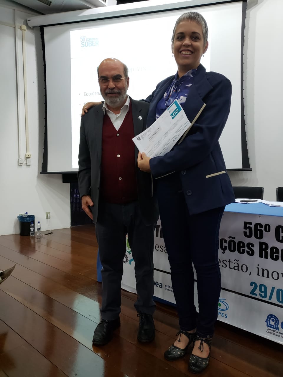 Professora Ana Claudia Hebling Moura recebe o prêmio do Diretor-Geral da ONU, José Graziano