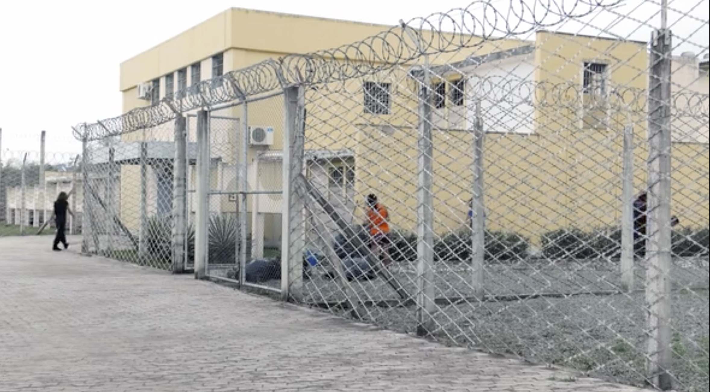 Grades da entrada da Penitenciária Feminina de Cariacica