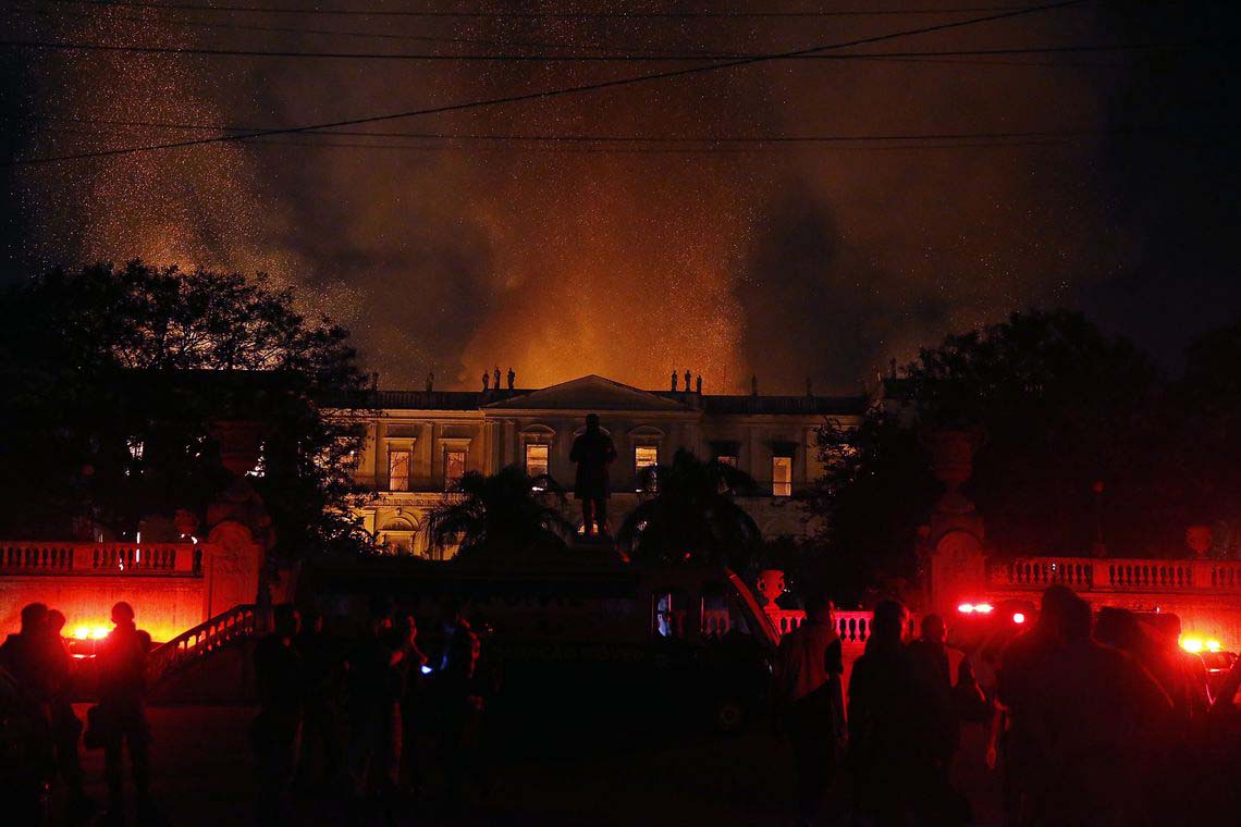 Na Foto, o Museu Nacional em chamas após ter sido atingido por incêndio no dia dois de setembro de 2018