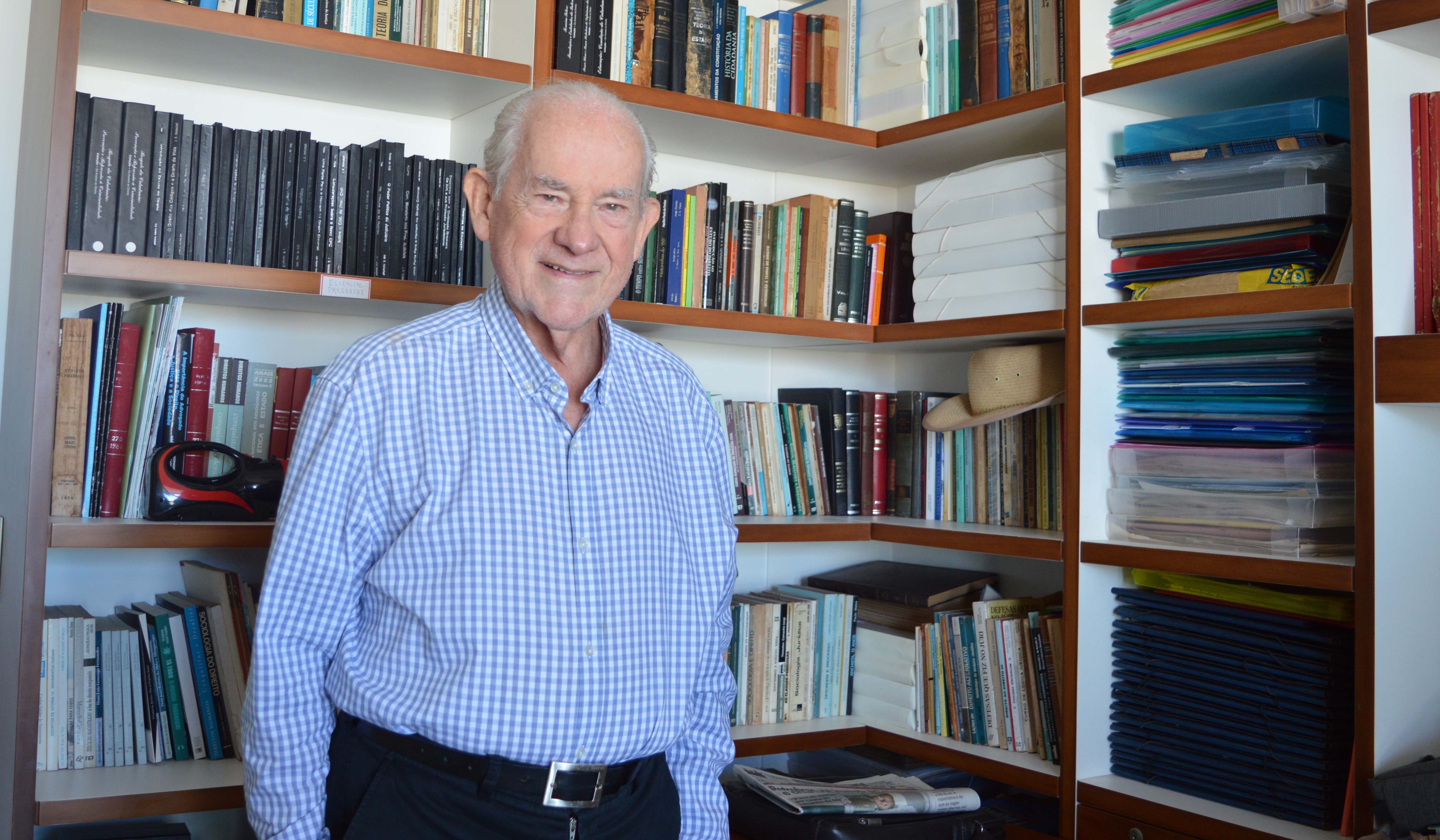Professor aposentado da Ufes em sua biblioteca