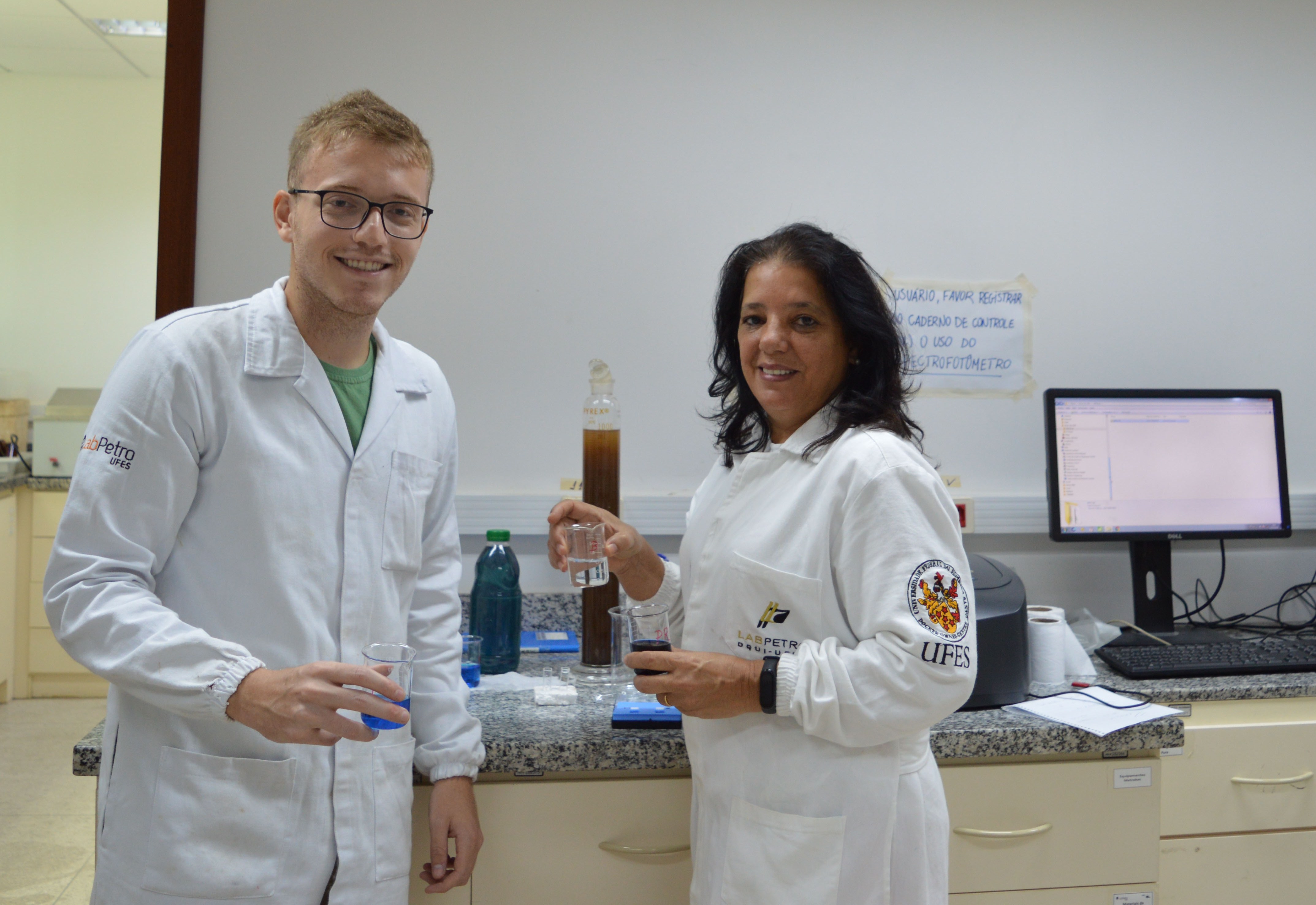 Pesquisadores apresentam o produto realizado em pesquisa de trabalho final de graduação em Química