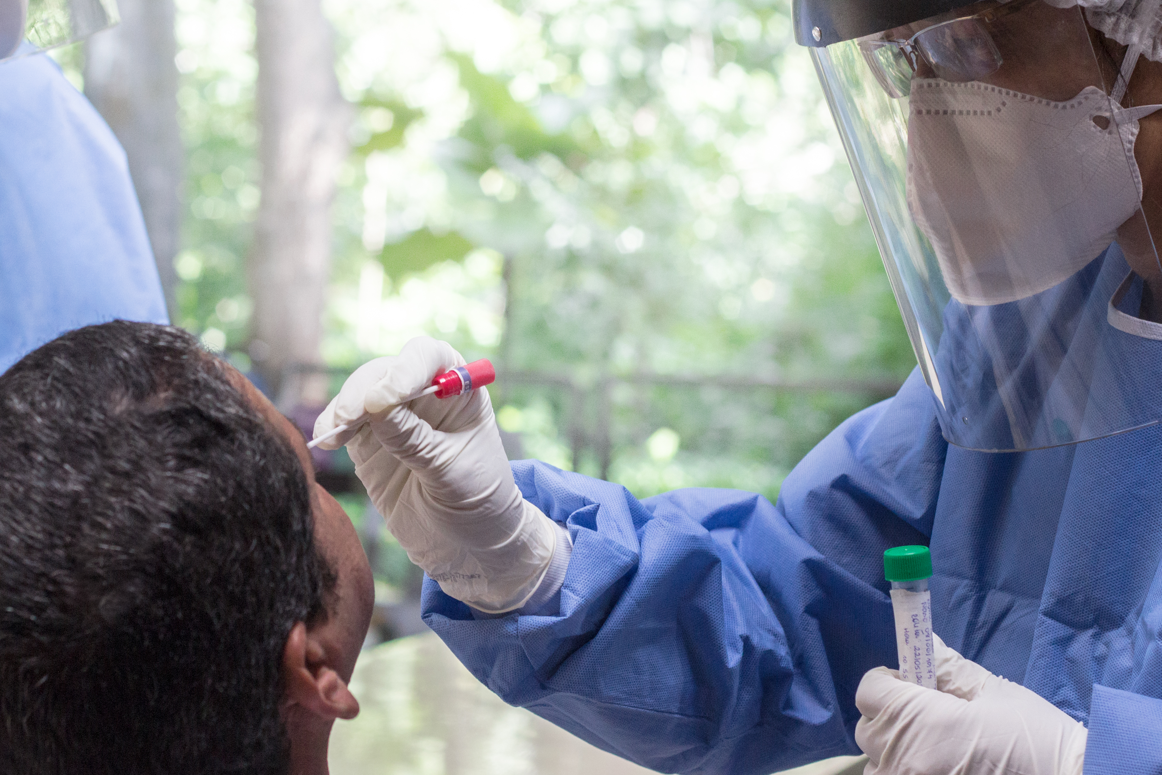 Coleta de material para testagem de coronavírus em trabalhadores da Fiocruz