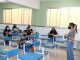 Sala de aula de escola capixaba, com professora e alunos de máscara e cumprindo distanciamento social