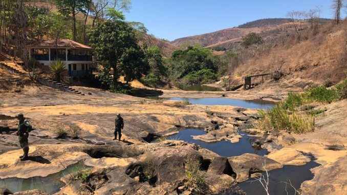 Vale do Rio Santa Joana com pouco volume de água e muitas rochas aparentes
