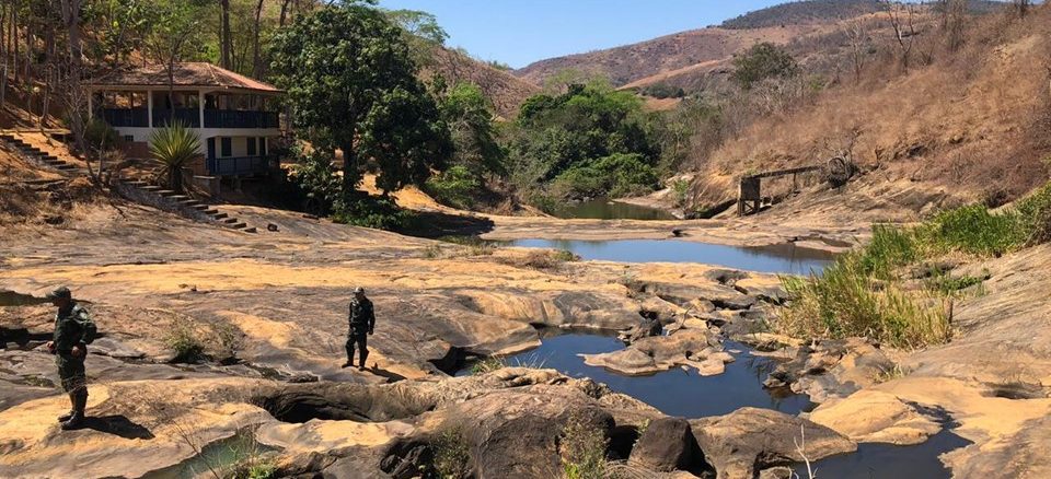 Vale do Rio Santa Joana com pouco volume de água e muitas rochas aparentes